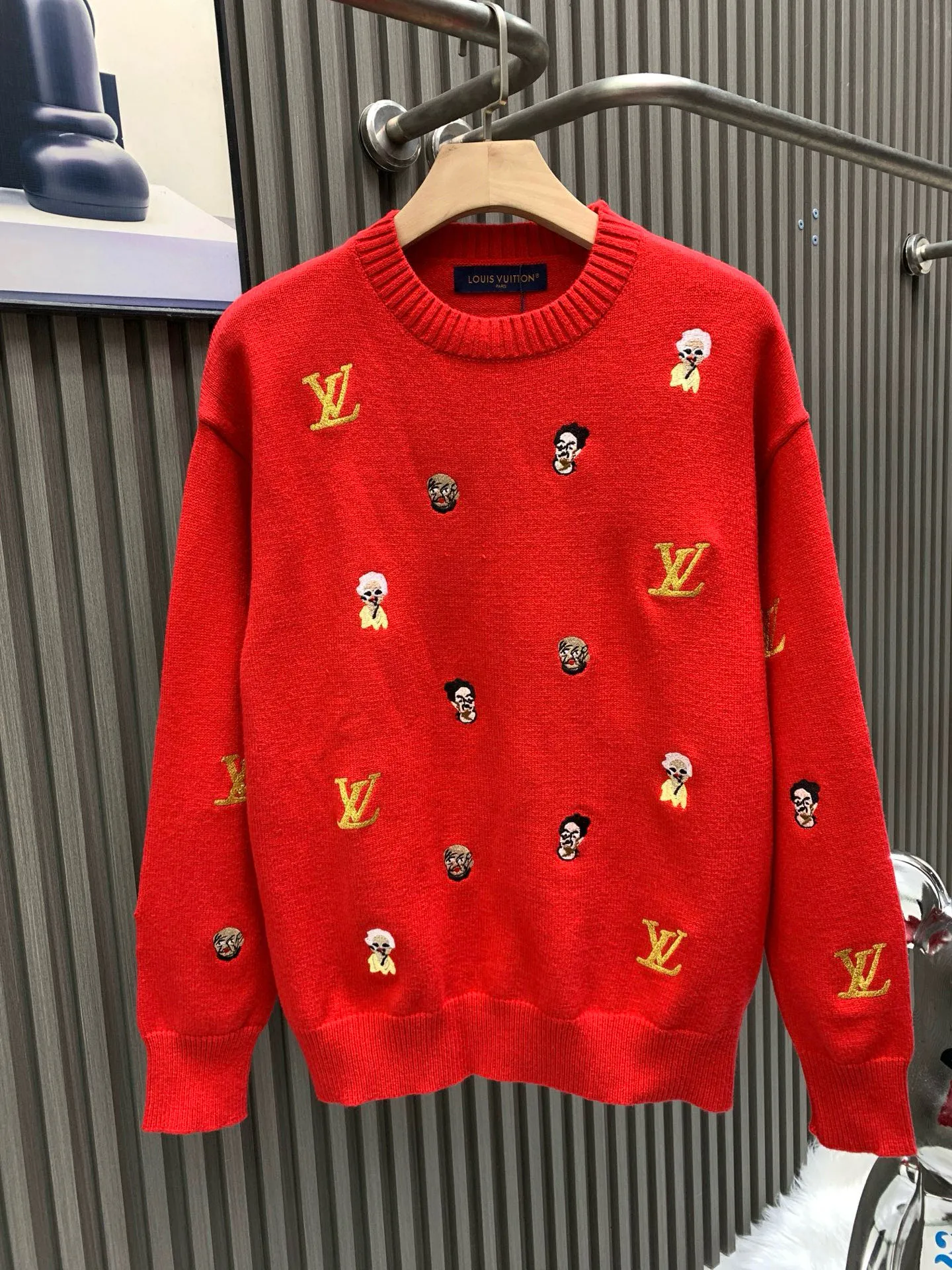 🅿️400 🀄️ Louis Vuitton 26* Autumn and Winter New Year's new products, same style for men and women. Classic logo jacquard logo, fashionable and versatile knitted sweater. Logo is embroidered with gold thread. The surrounding classic weird people's heads and faces are embroidered with complex craftsmanship. Ready-made clothes are crisp and draped with a sense of weight. Not only can they add a sense of fashion to daily wear, they feel soft, delicate, comfortable, breathable and not easily deformed. They are fashionable and individual and have a warm effect at the same time. The appearance is really nothing to say. Get it now